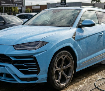 citrus pre wash dwelling on a blue car
